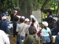 支倉常長の墓碑の前で熱心にメモを取る児童たち