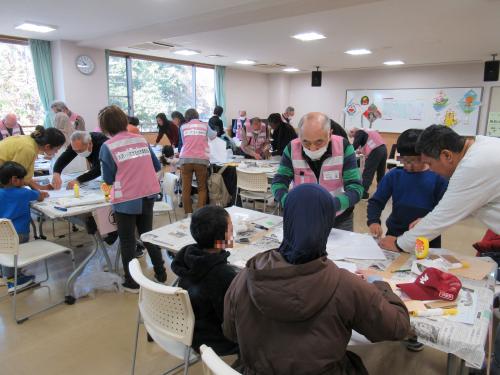 するめ天旗作りを指導しています