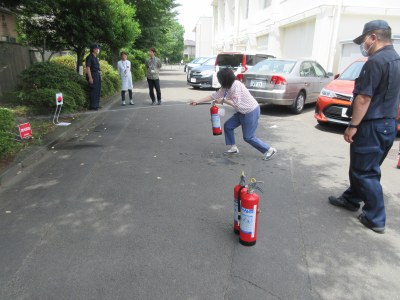 水消火器を使った消火訓練