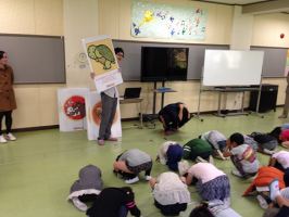 10月18日八木山南地区総合防災訓練で小学校１・２年生に「ぼうさいダック」を行ないました。