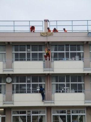 取り残された人の屋上への救助訓練