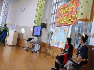東二番丁小学校　外国語活動「ハロウィン集会」が開催されました。