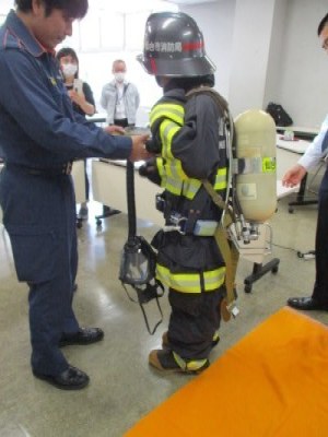 そして本物の消防士の防火衣、装備の着用体験。着用体験をしたものは、訓練用の装備ではなく「本物」だそうです。