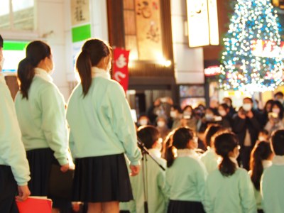 仙台市立上杉山通小学校合唱部がサンモール一番町で合唱を披露しました。