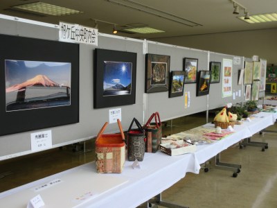 学校関係から地域団体まで多くの作品が展示されました