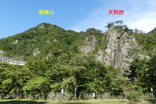 大倉ダム下公園から見る大倉川左岸の岩峰群はなかなか良い岩肌をしています。