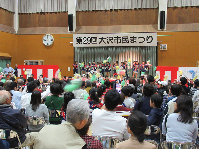第29回大沢市民まつりで、7年ぶりに参加した大沢幼稚園の鼓笛隊の演奏です。