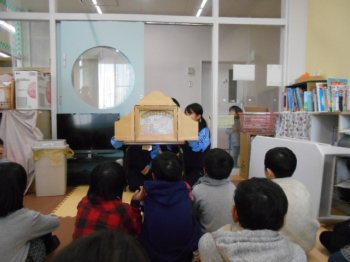 児童館では、児童クラブの子どもたちに、3人で紙芝居の読み聞かせを行いました。