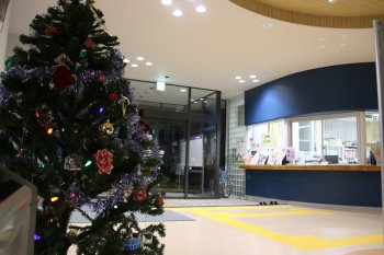 廊下には、児童館の子どもたちも飾りつけたクリスマスツリーです。