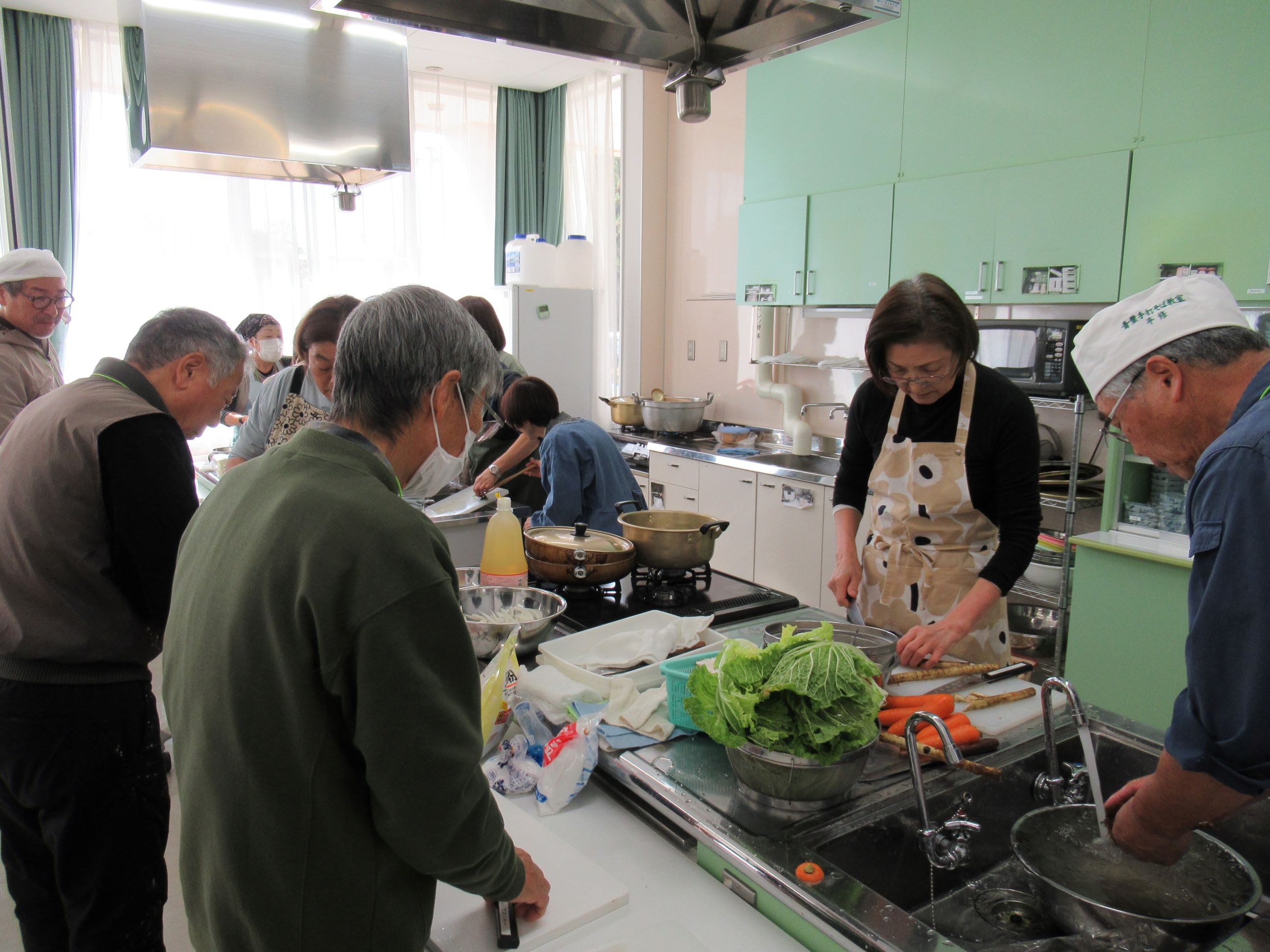 分担しながら楽しく調理作業