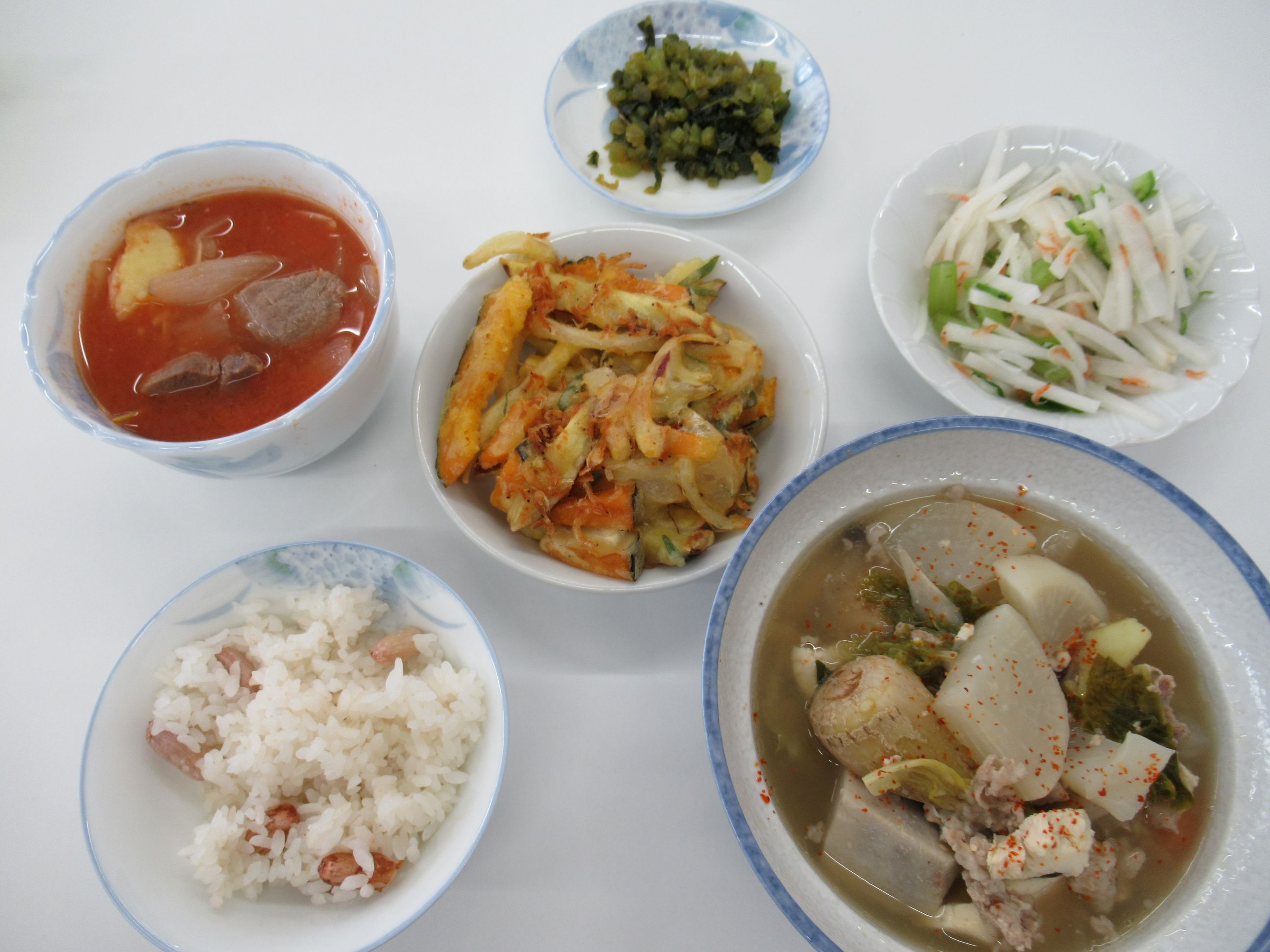 野菜いっぱいの彩り豊かなメニューが完成しました。