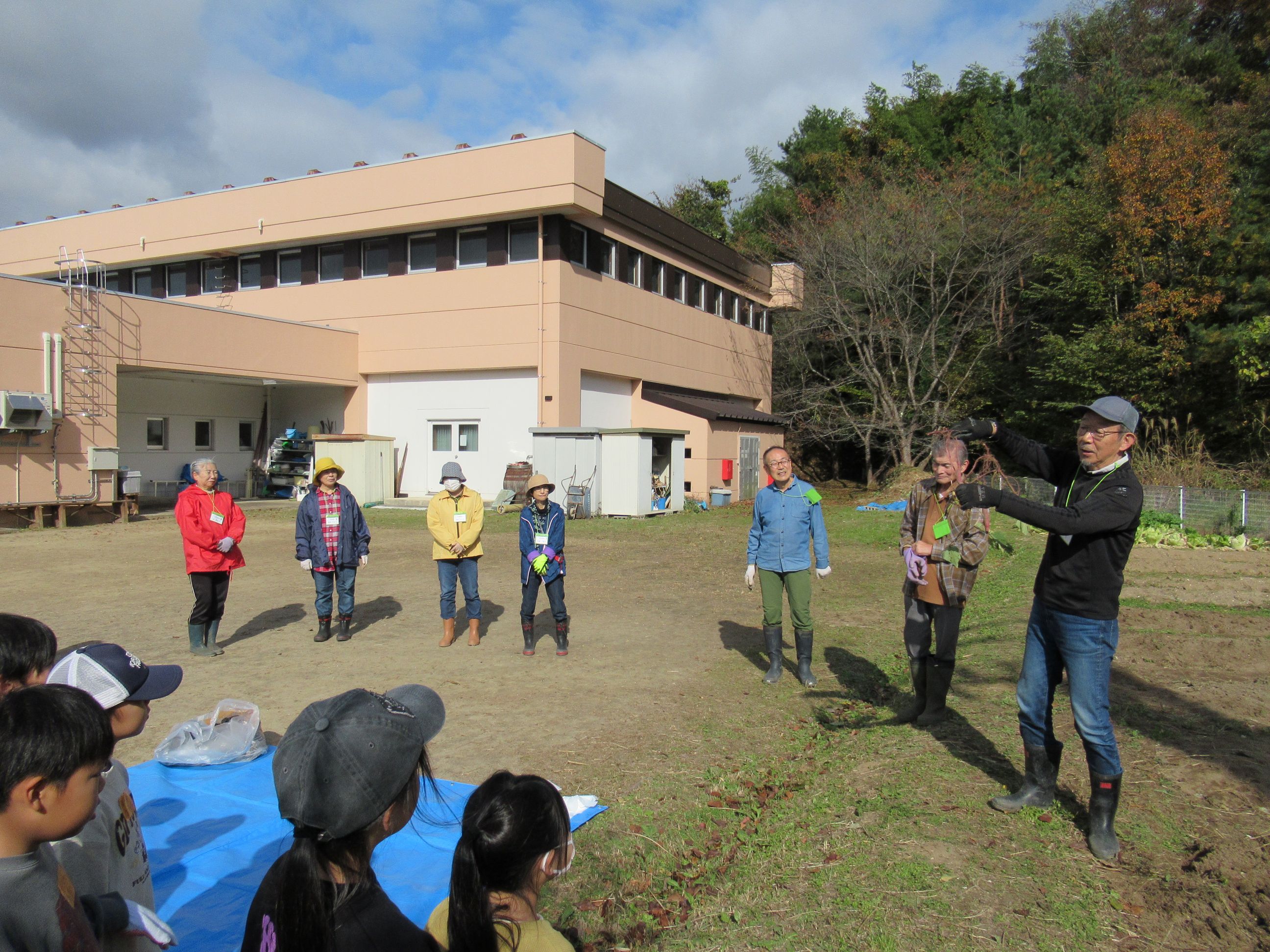 こども達に芋ほりの説明をしました。