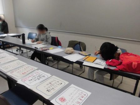 木まちすごろくのマス作りをしている画像