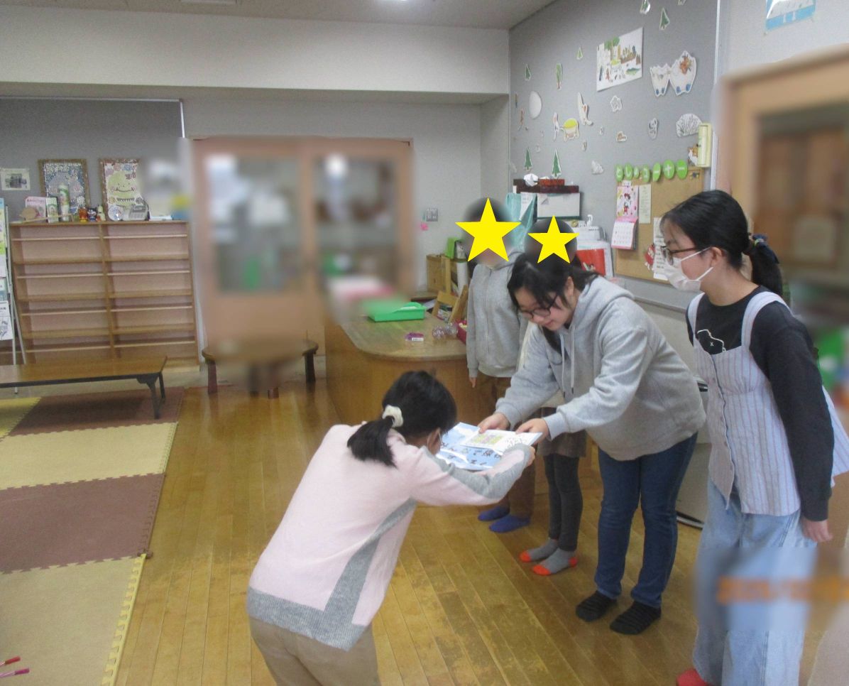 児童館での贈呈式の画像