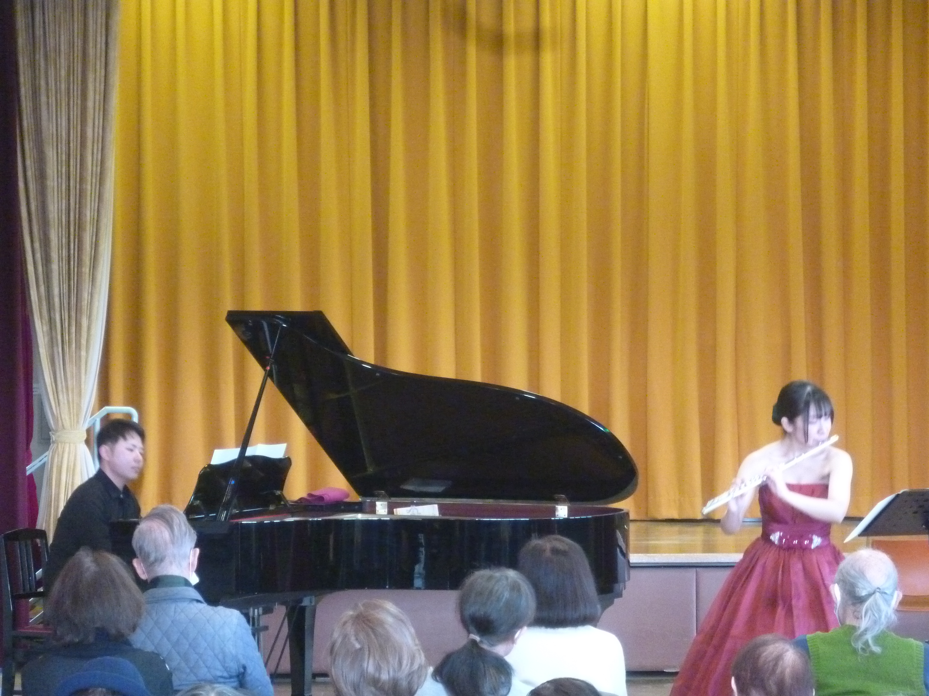 ピアノ奏者とフルート奏者