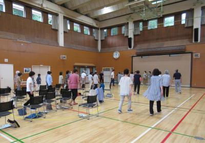 姿勢に気を付けて歩く練習です