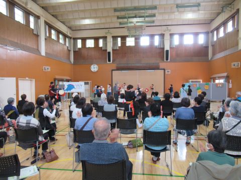 会場の拍手と太鼓の音で会場が盛り上がります。