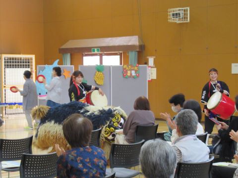 琉球獅子が受講生にかみつきます