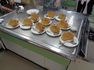 がんづきを1人分ずつカット、お皿にならべていきます