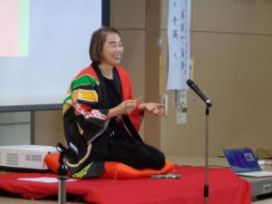 講師による落語講演中のようす