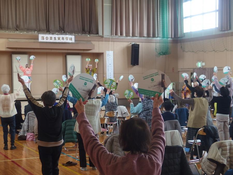 第9回、講師と受講生がすずめ踊りを踊っている