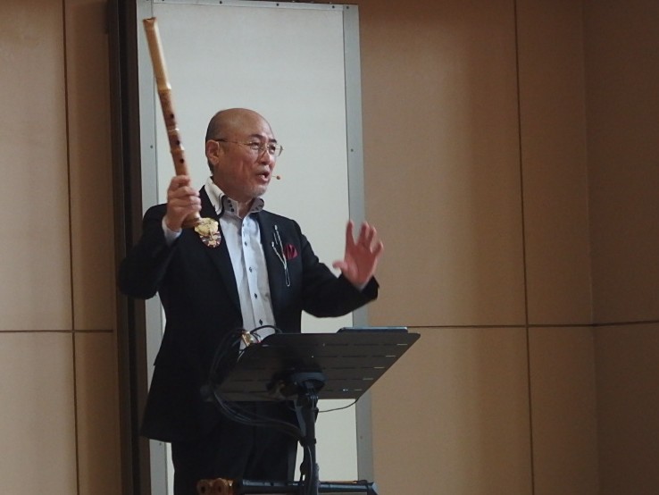 尺八について説明している大友氏