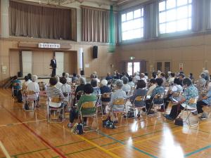 大友氏の演奏を聴く受講生
