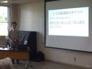 森脇氏講話の様子、119番通報のポイントは「あわてず」「ゆっくり」「はっきり」伝えることだと説明している