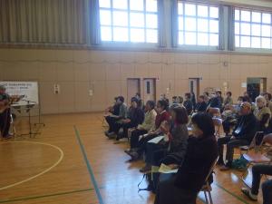 講師のリードに合わせて、合唱する受講生