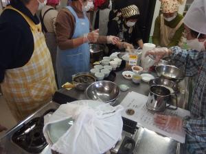 レシピを参考に、和気あいあいと調理を進めます