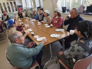 完成したがんづきとコーヒーゼリーを食べながら談笑