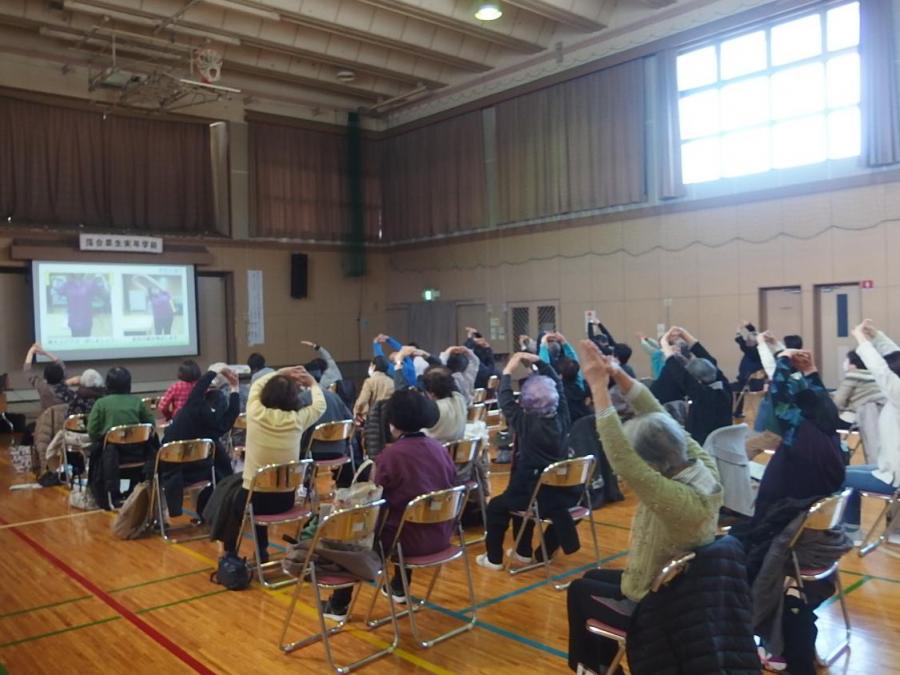 実年学級第7回、転倒防止のための筋力アップ体操の様子