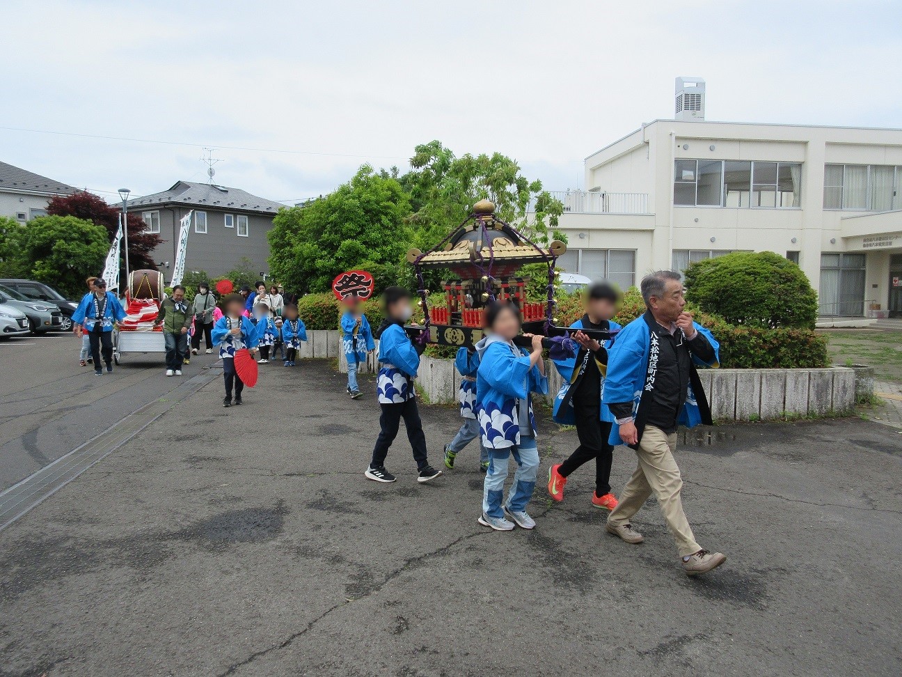 元気に御神輿を担ぐ子どもたち