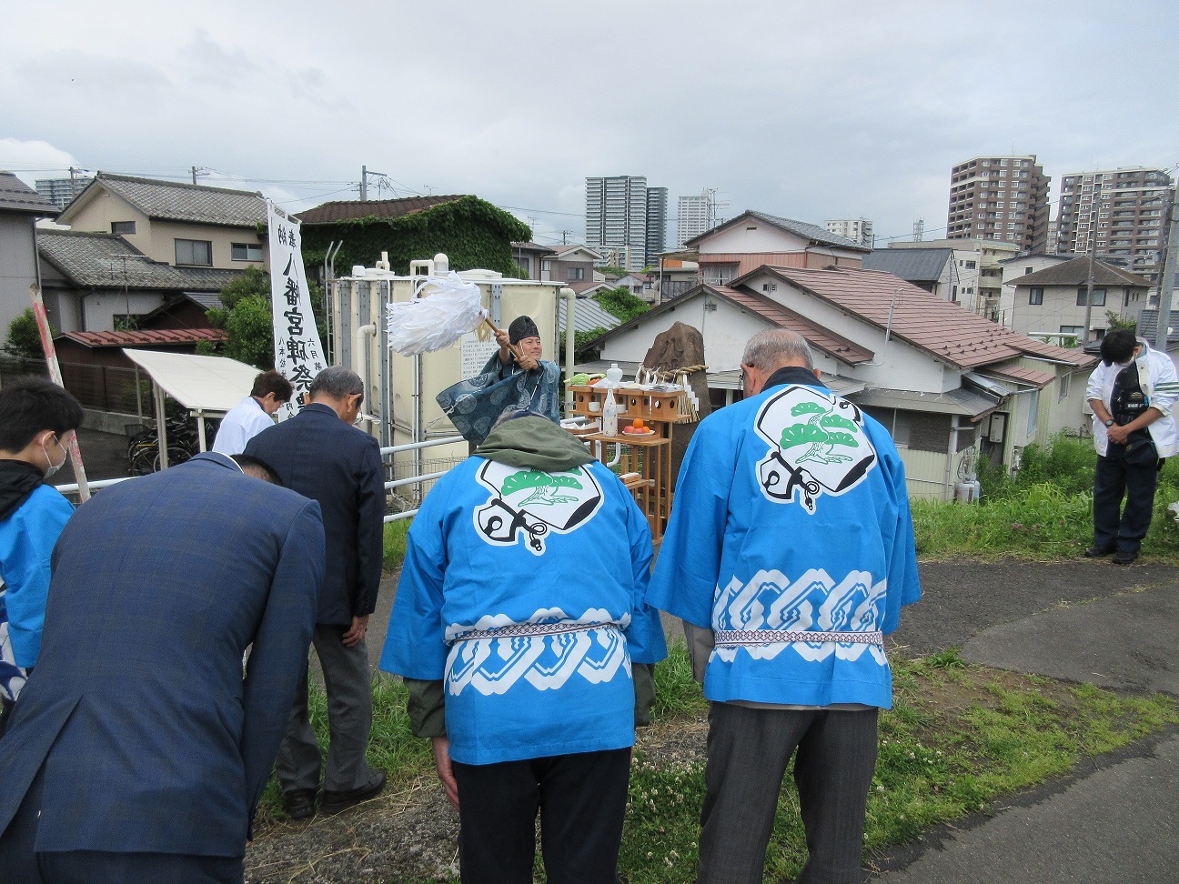 石碑の前で宮司によるお祓い