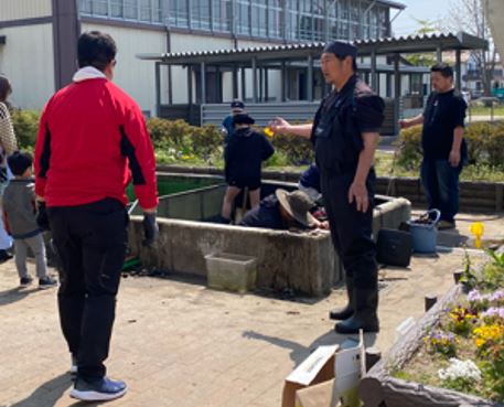 小学校の池で準備作業をしてきました。