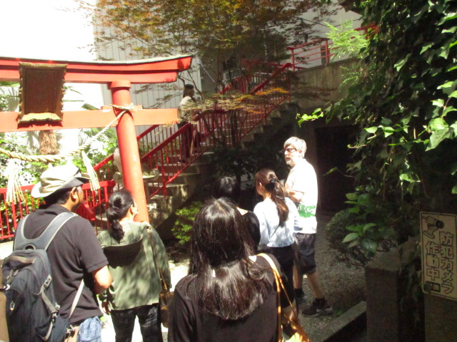 野中神社を案内しているところ