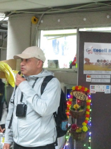 ネパール食材店前