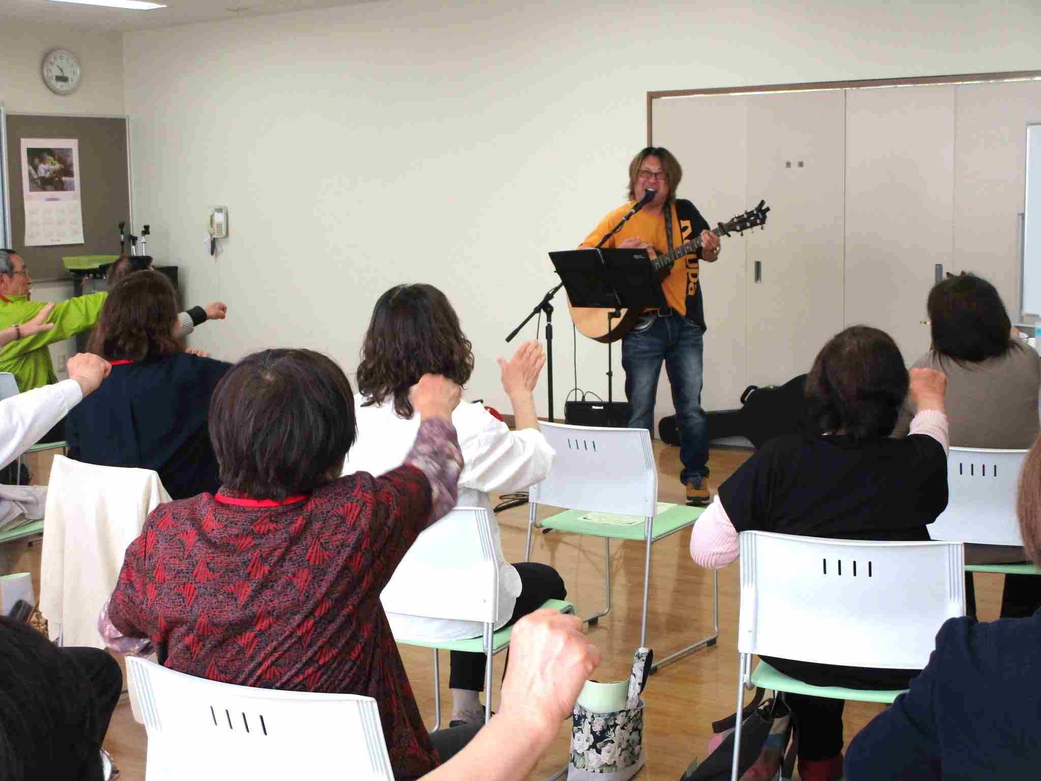 ギター演奏する講師