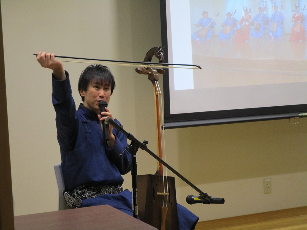 お話する渡辺氏