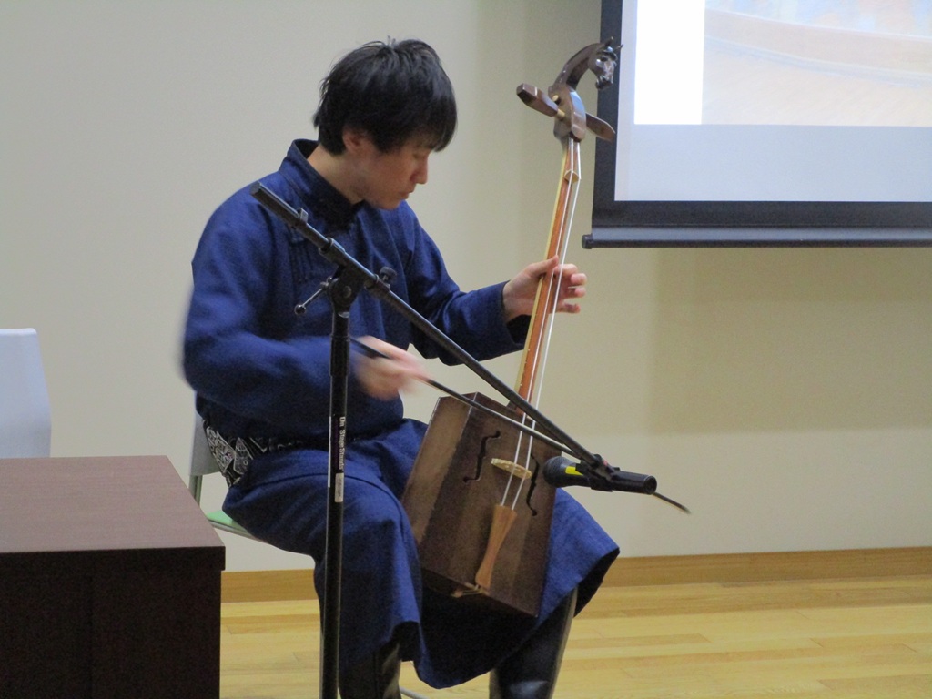 演奏する渡辺氏