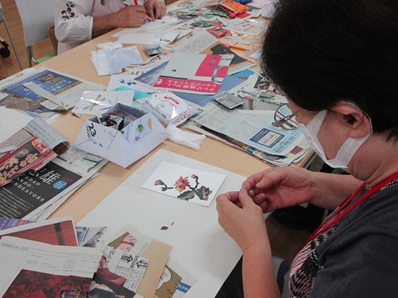 新聞ちぎり絵受講中