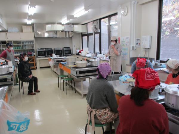 花巻の説明をしている様子