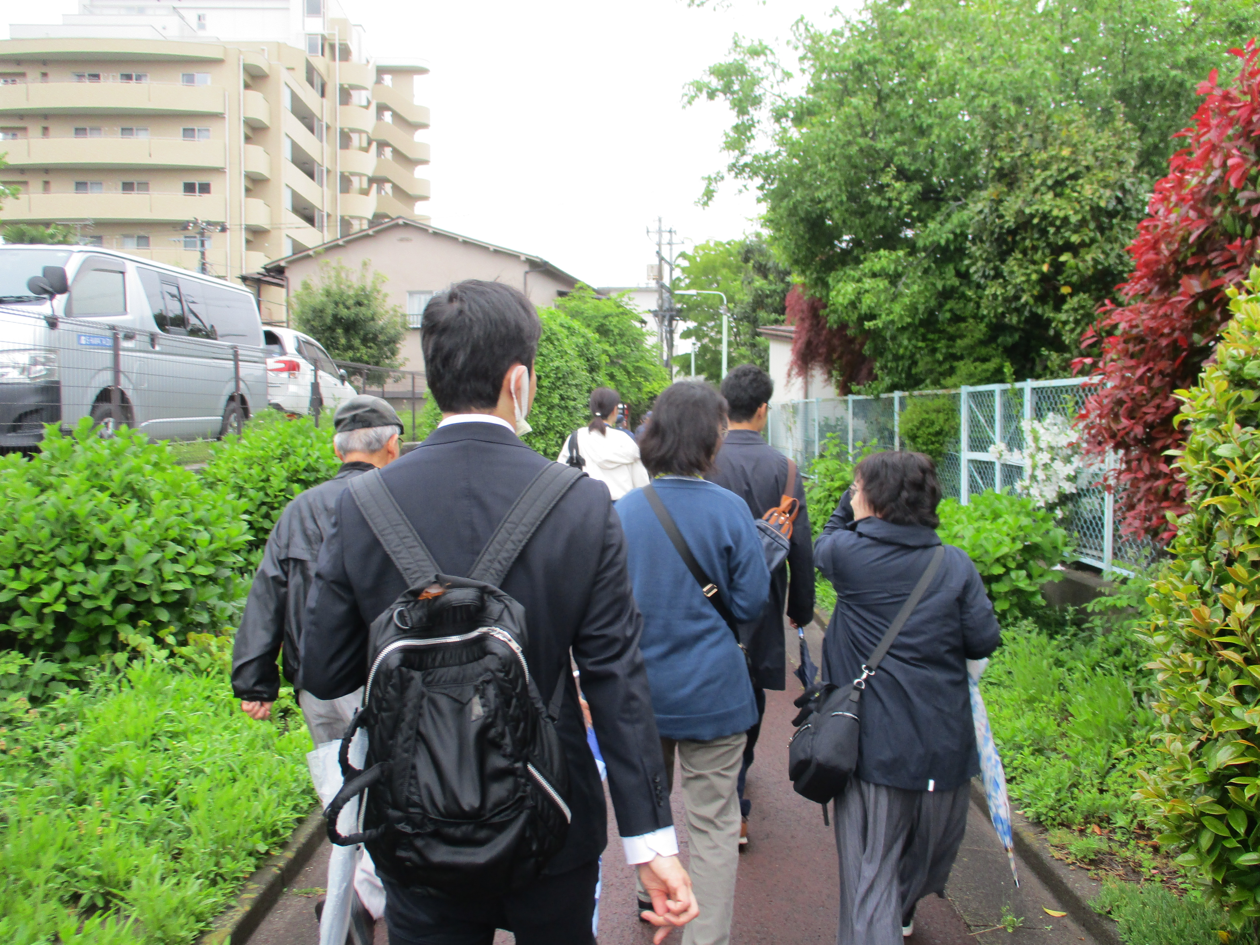遊歩道を歩く