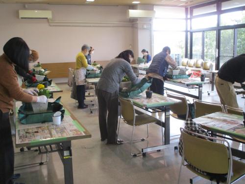 寄せ植え体験中の写真