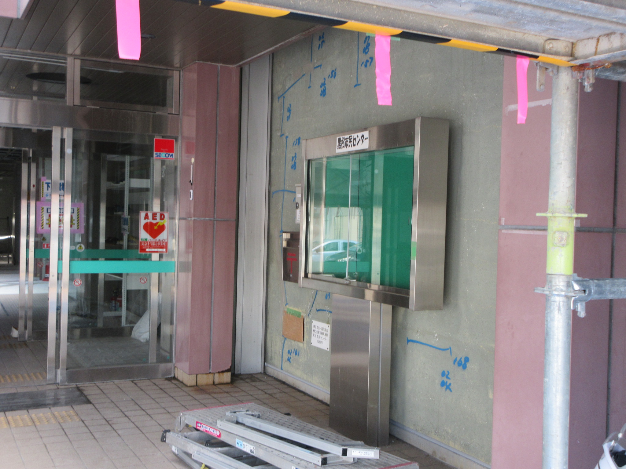 入口の掲示板付近