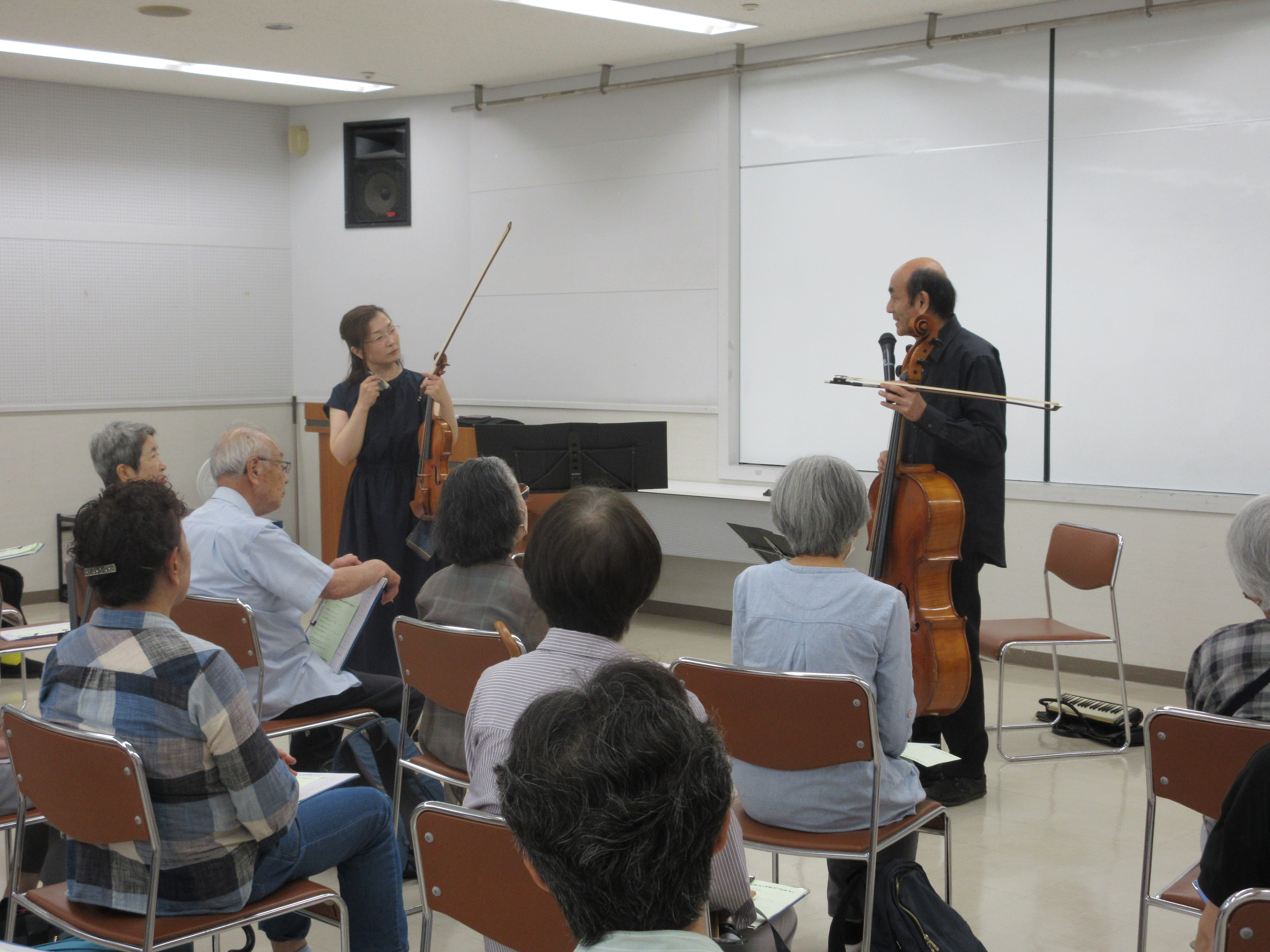 講師の平松氏と山本氏による楽器の説明