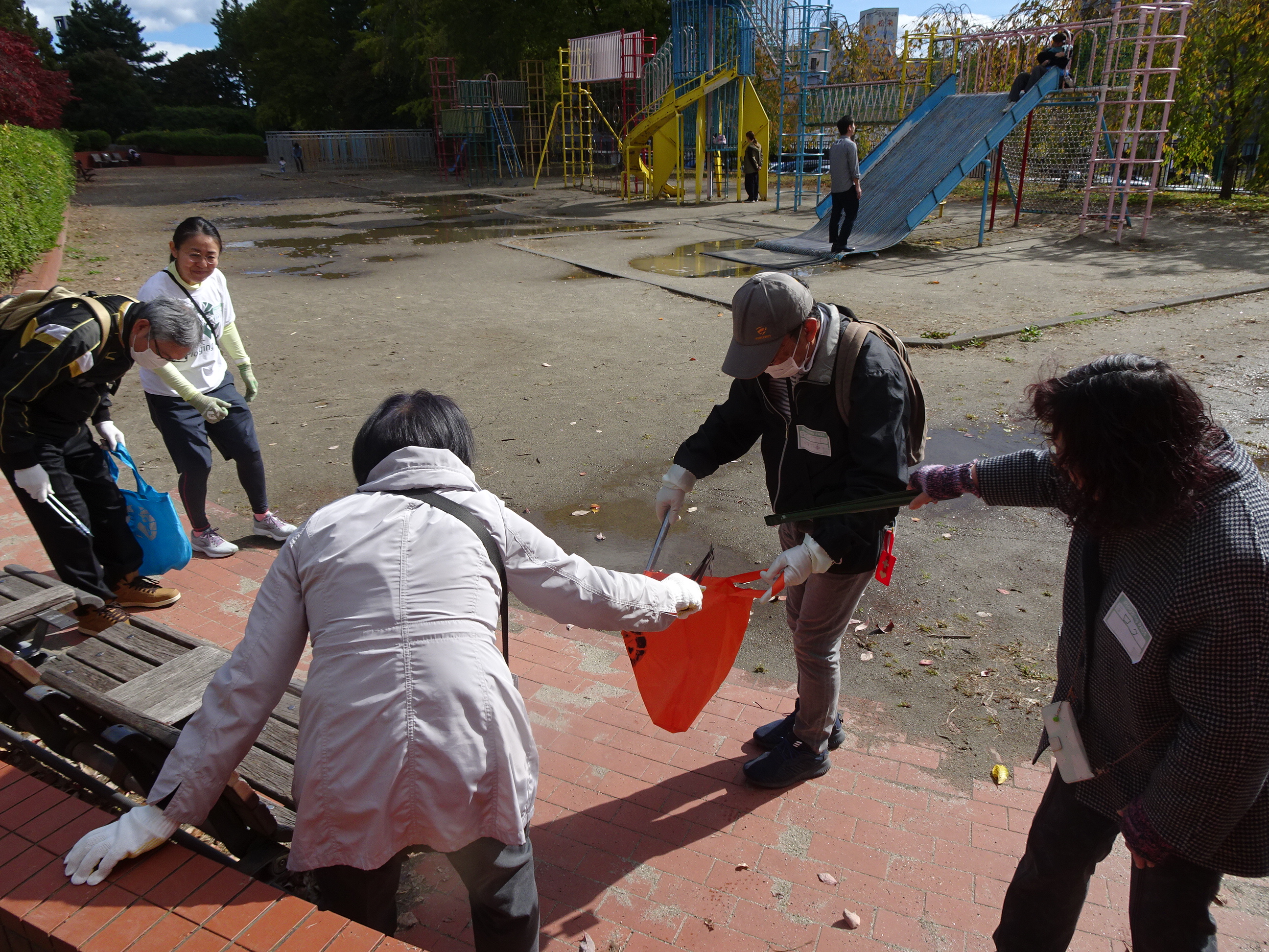 プロギングをする参加者