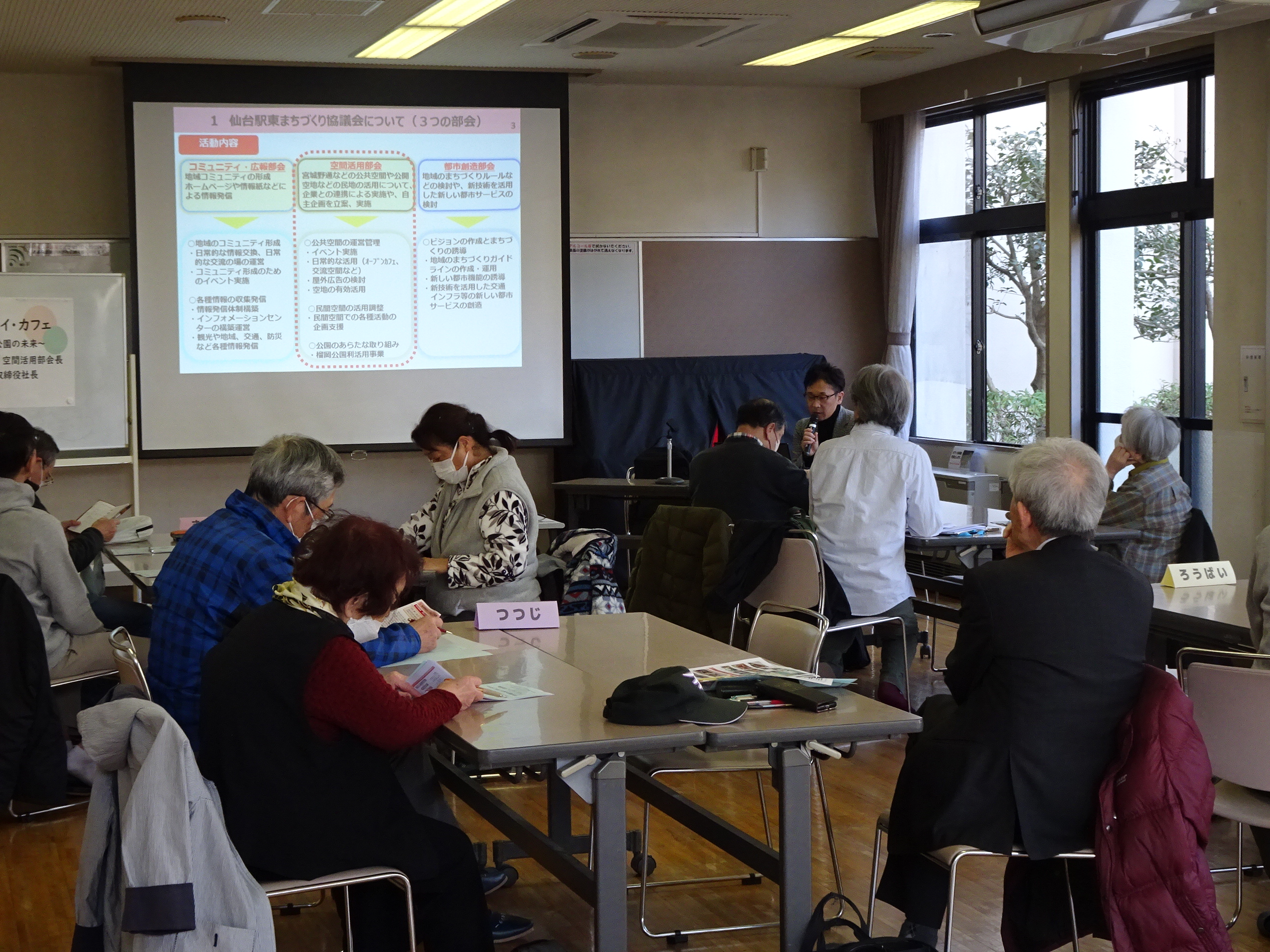 尾形氏の講話を聞く受講生