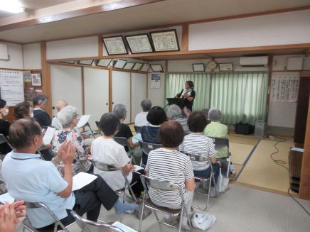 楽しく歌う町内会のみなさんの写真