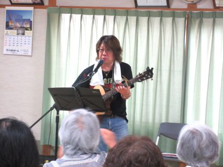 歌う山下さんの楽しい様子の写真